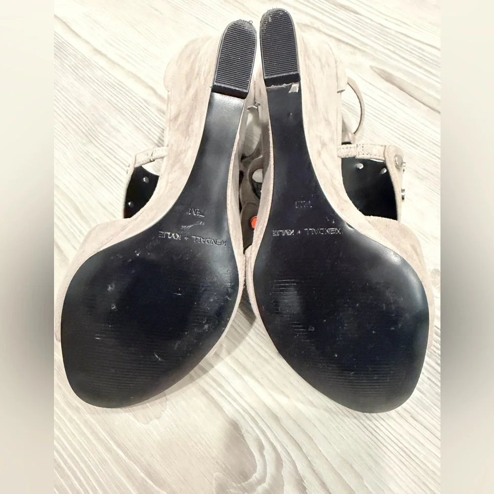 KENDALL & KYLIE Women’s Suede Wedge Sandal Heels. Size 7.5. Grey. Grommets. EUC - Picture 6 of 9